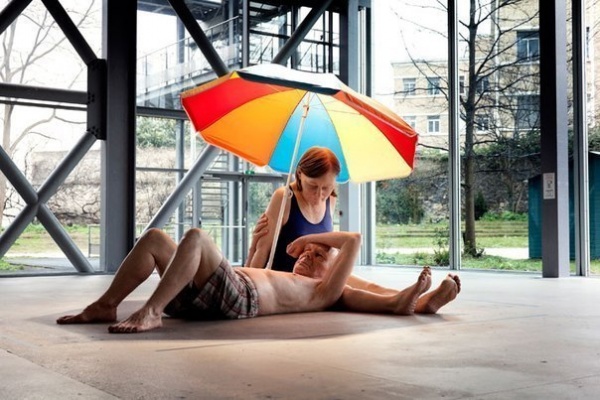 Hyper-realistic sculpture of a Couple under an umbrella (7 photos)