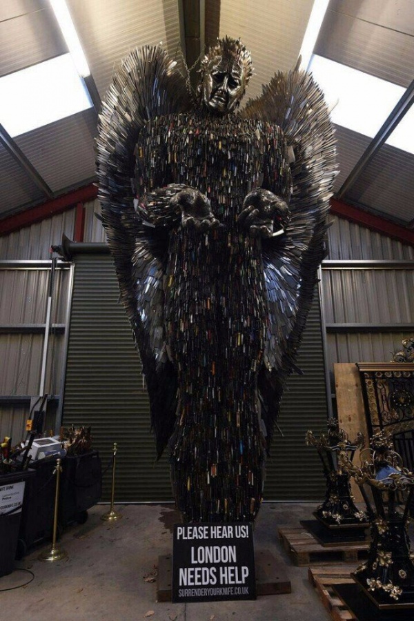 Monument to stabbing victims, made from knives that people voluntarily handed over to British police for two years (4 photos)