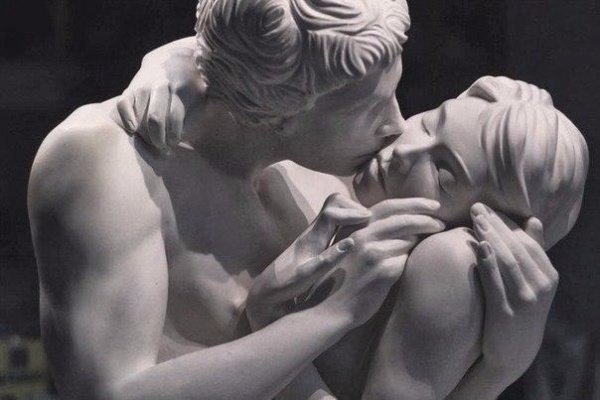 Kisses in sculpture (12 photos)