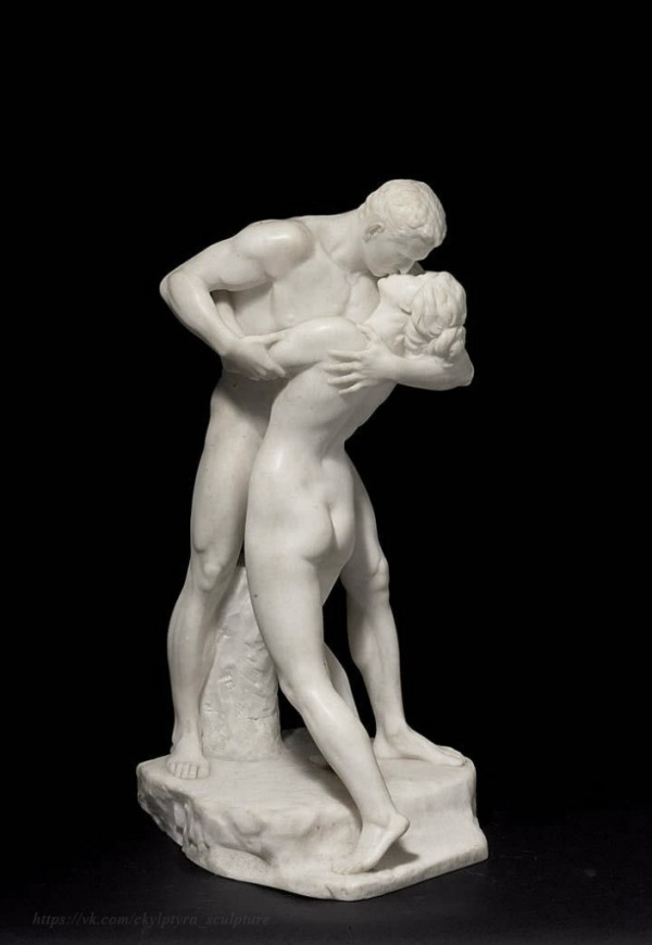Kiss in sculpture (6 photos)