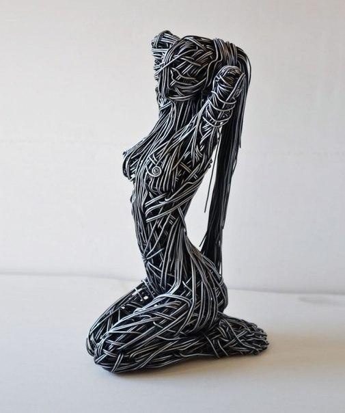 Metal wire sculptures by Richard Stainthorp (5 photos)