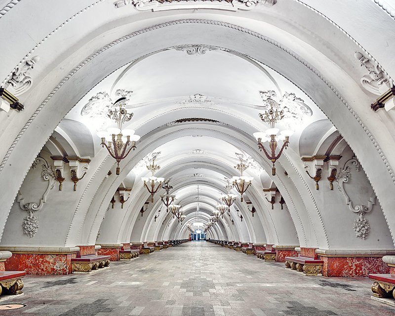 Фотограф показал всю роскошь российских станций метро без людей (20 фото)