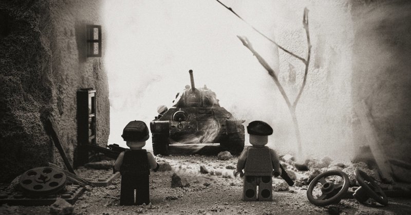 Исторические моменты Венгерского восстания 1956 года, реконструированные с LEGO (6 фото)