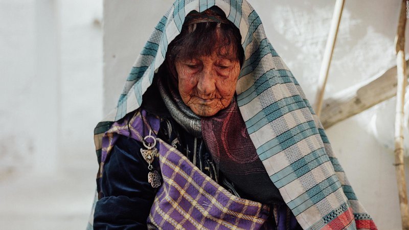 Фотограф сняла татуировки бабушек Востока. И они всё ещё выглядят круто — даже на лице! (16 фото)