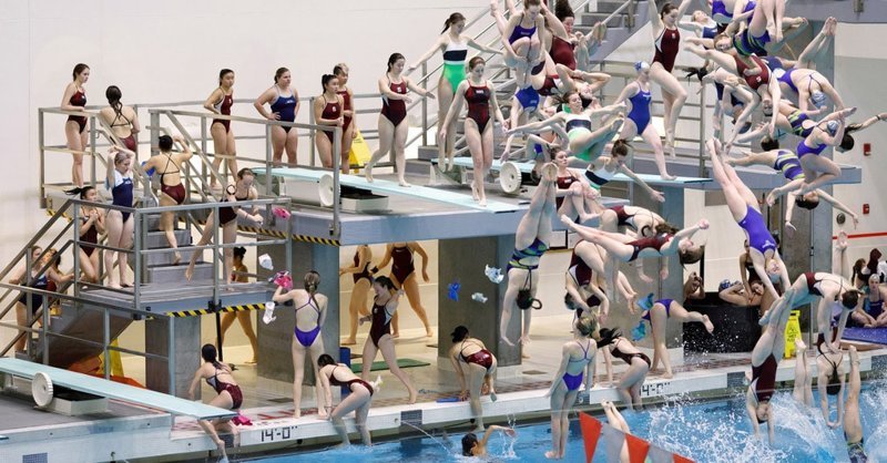 Фотограф снимает спортивные соревнования неожиданным образом, создавая невообразимый хаос (11 фото)