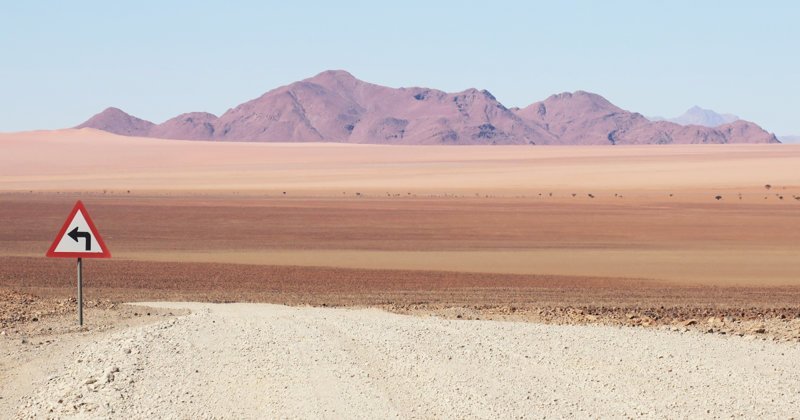 Одинокие дорожные знаки Намибии - кусочек цивилизации среди пустынных пейзажей (13 фото)