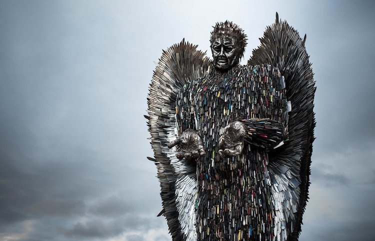 Скульптура ангела из 100 тысяч ножей, конфискованных полицией (12 фото)