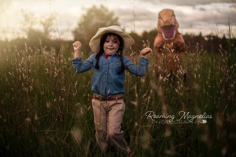 Мальчик, страдающий аутизмом, согласился фотографироваться только в костюме динозавра (15 фото)
