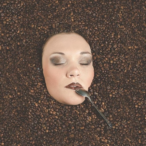Обратная сторона фотографии с "утопающей" в кофейных зернах девушкой (2 фото)