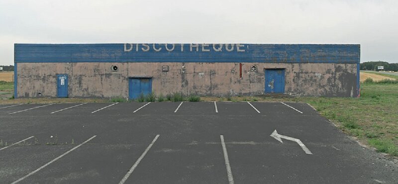 Фотограф снимает заброшенные французские дискотеки (26 фото)