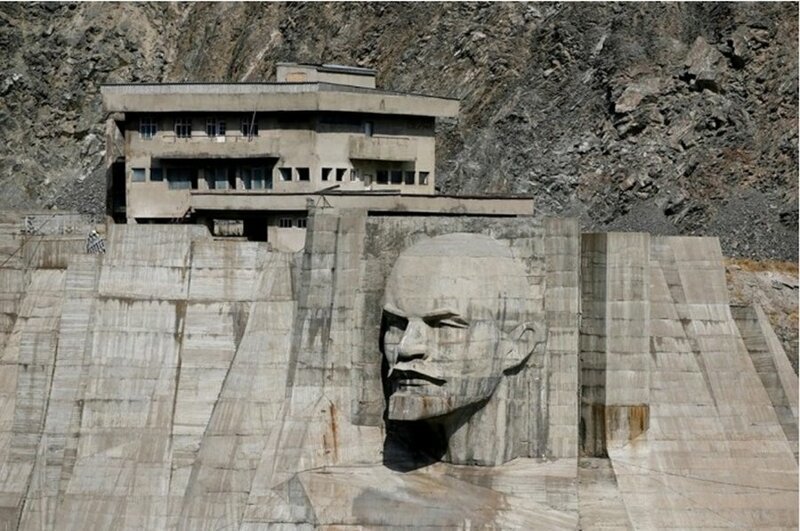 Арт-скульптура с пятиэтажку: голова Ленина на водохранилище (8 фото)