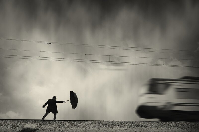 Мужчина и зонтик как символ одиночества в мире (19 фото)