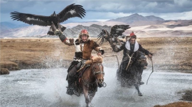 Монгольские охотники с беркутами: потрясающая связь между человеком и птицей (13 фото)
