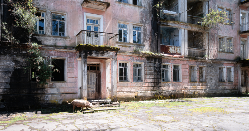 Фотограф снял покинутые города Абхазии (24 фото)