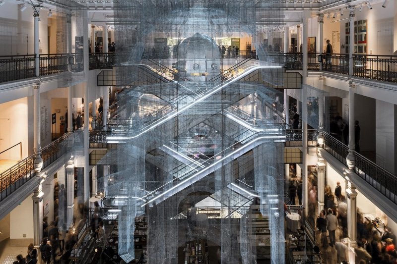 Потрясающая инсталляция Aura в парижском универмаге (11 фото)