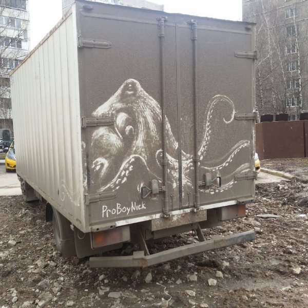 Грязное искусство: российский художник пишет картины на грязных машинах (25 фото)
