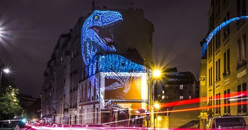"Доисторическое сафари": голографические динозавры забрели в Париж (12 фото + 1 видео)