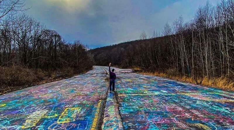 Заброшенное шоссе в Пенсильвании полностью покрыто граффити (21 фото)