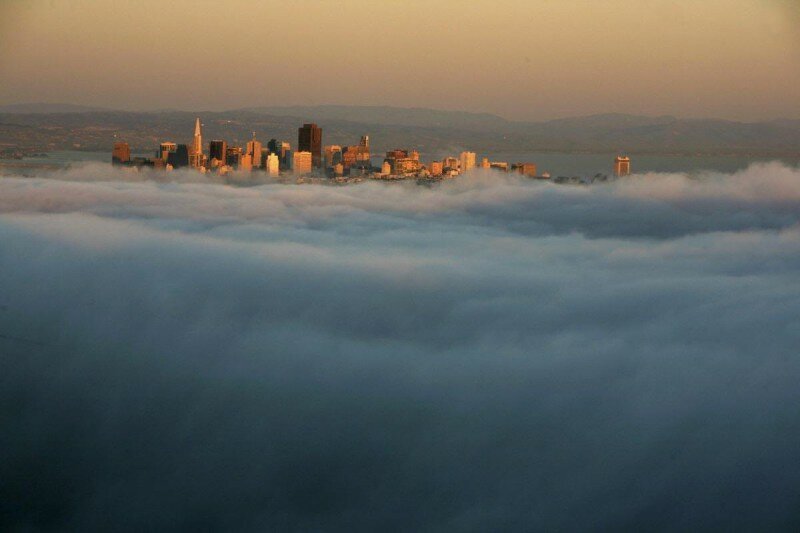Головокружительные и завораживающие фотографии: города в облаках (12 фото)