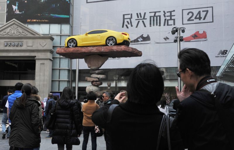 Мастер балансировки установил автомобиль на хрупкий постамент из камней (4 фото)