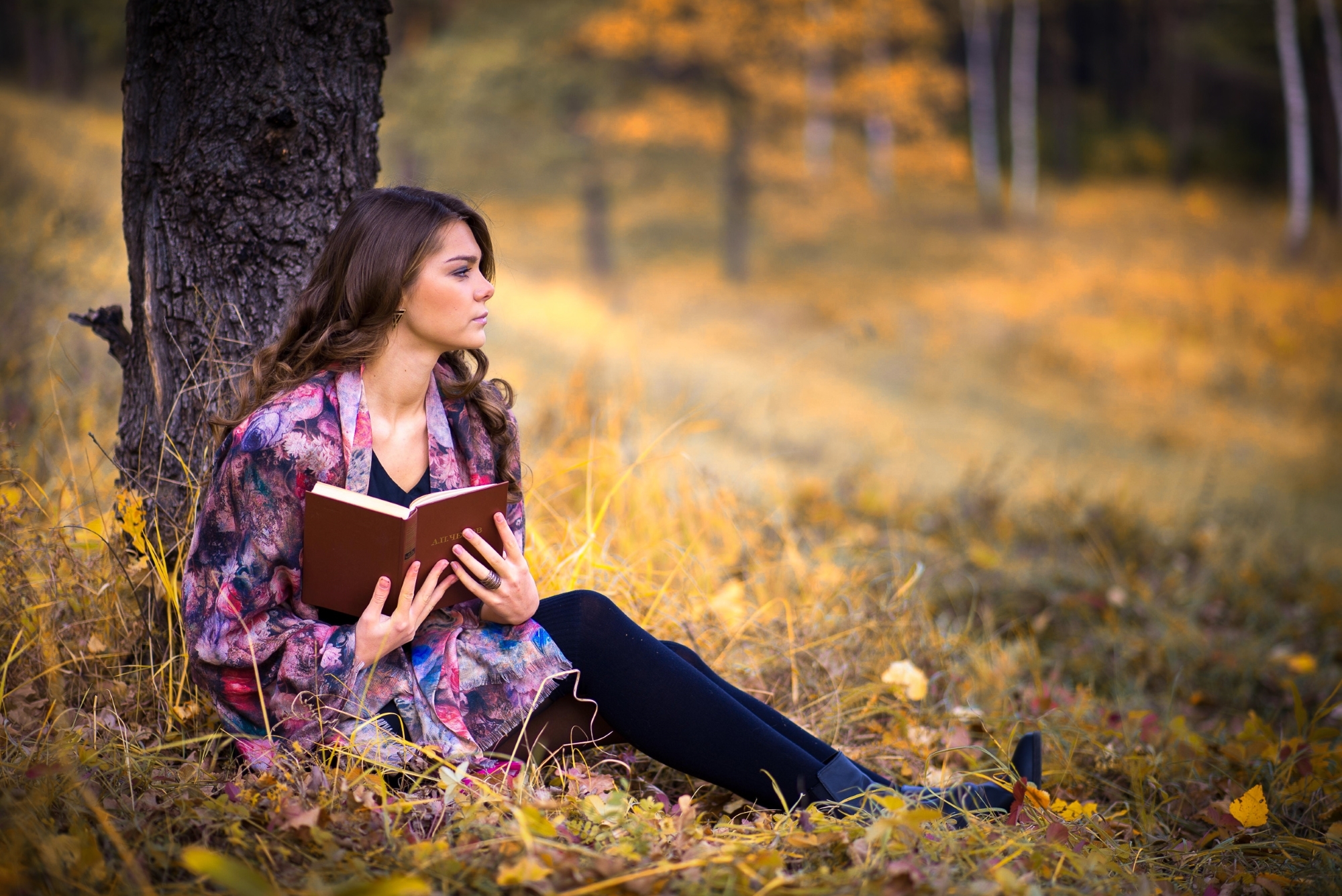 Девушки читают текст. Осенняя фотосессия. Фотосессия на природе. Девушка с книгой. Фотосессия девушки на природе.