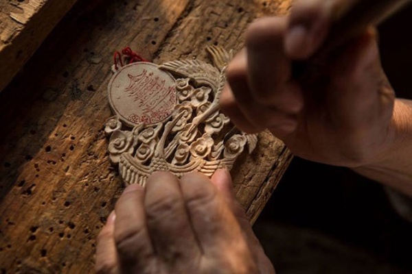 78-летняя бабушка вырезает скульптуры из дерева (7 фото)