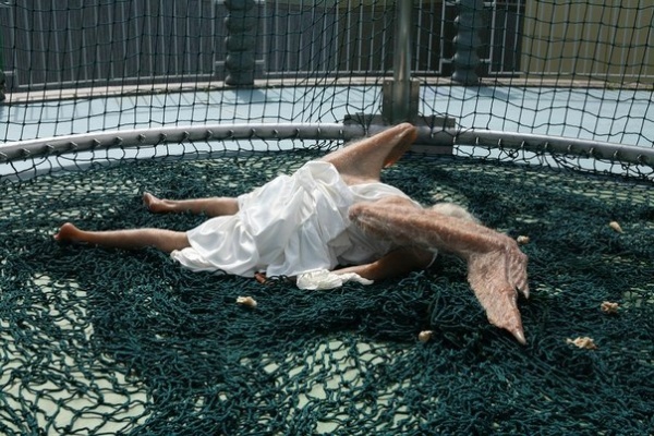 Жутковатая гиперреалистичная скульптура падшего ангела от китайских художников Sun Yuan и Peng Yu (8 фото)