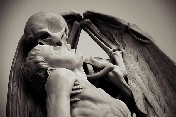 Sculpture “Kiss of Death” at the ancient Catalan cemetery of Poblenou in Barcelona (6 photos)