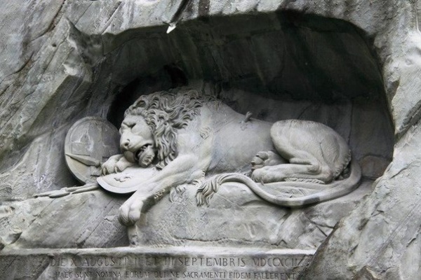 Скульптура Лев (3 фото)