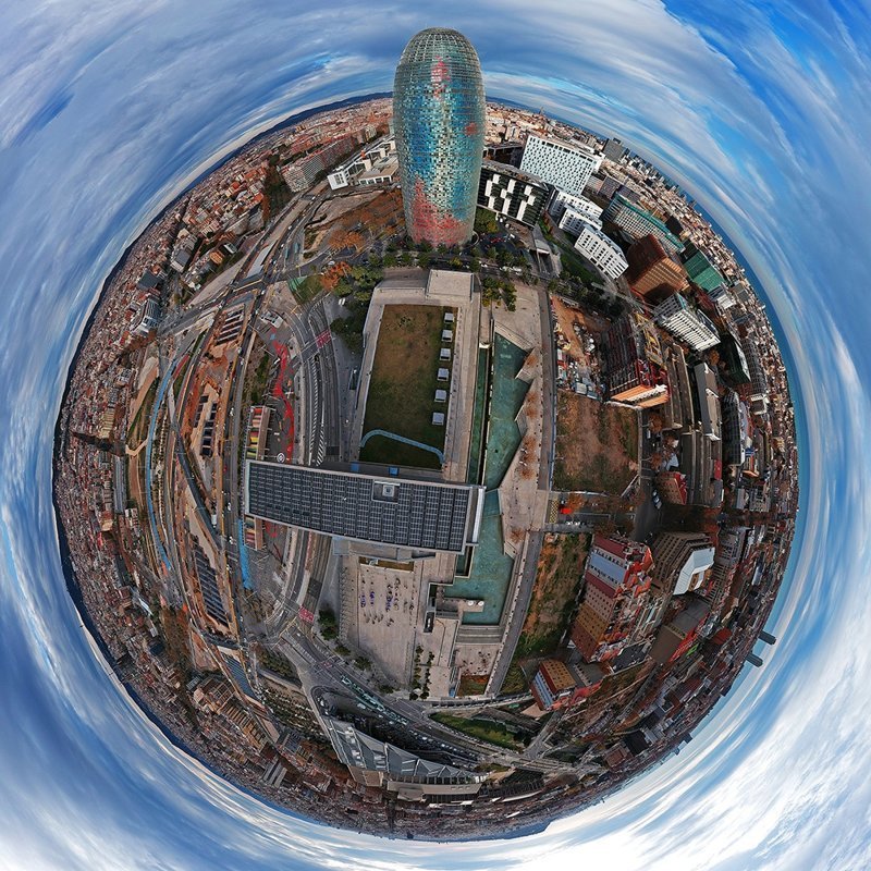 Барселона, похожая на маленькие планеты, в формате 360 градусов (10