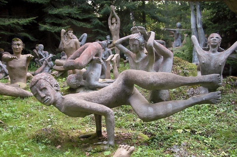 Таинственный лес потусторонних скульптур (20 фото)
