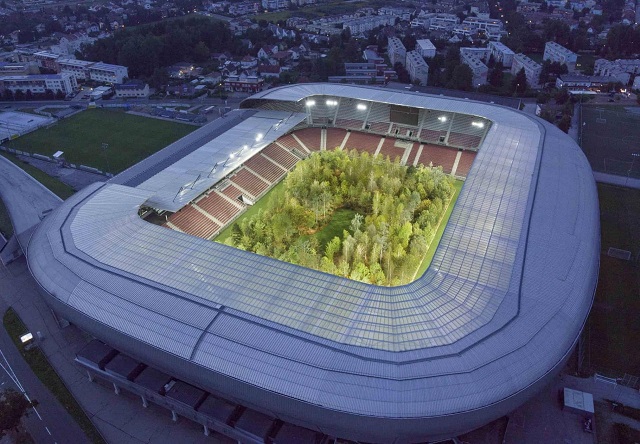 Инсталляция: Лес внутри стадиона Вёртерзе-Штадион в Австрии (5 фото)