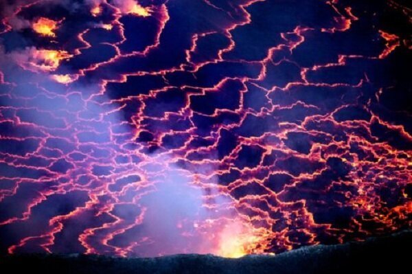 Лавовое озеро в кратере действующего вулкана сфотографировали с помощью дрона (10 фото)