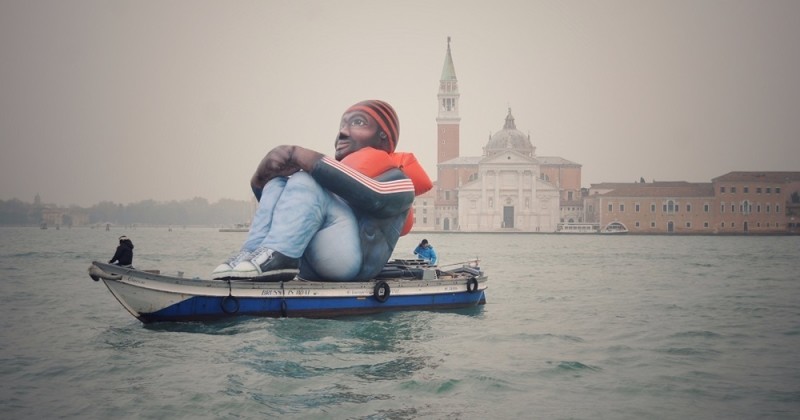 Гигантская инсталляция "Надувной беженец" путешествует по миру (10 фото + 2 видео)
