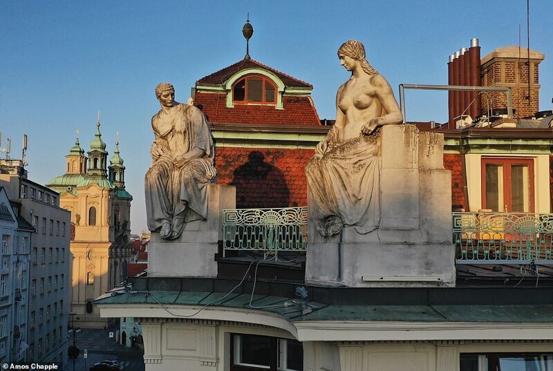 Дом на патриках со статуей на крыше