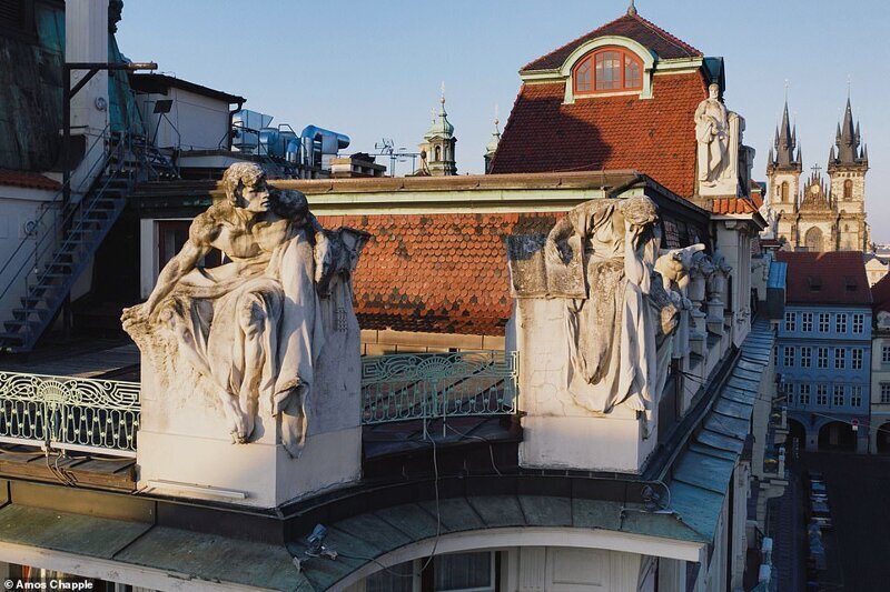 Дом на патриках со статуей на крыше