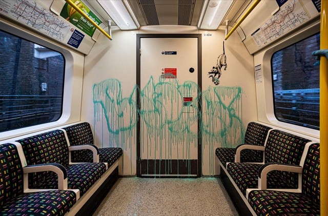 Бэнкси нарисовал новое граффити в лондонском метро (3 фото + видео)