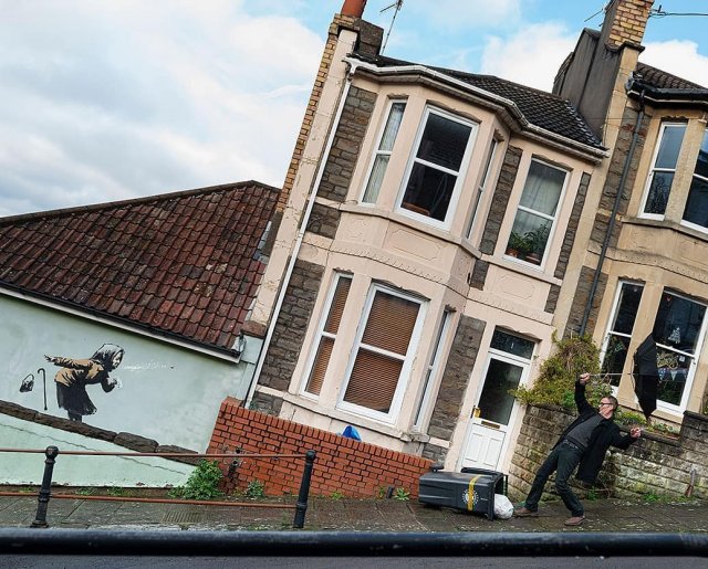 Banksy's new work knocked down houses in Bristol (3 photos)