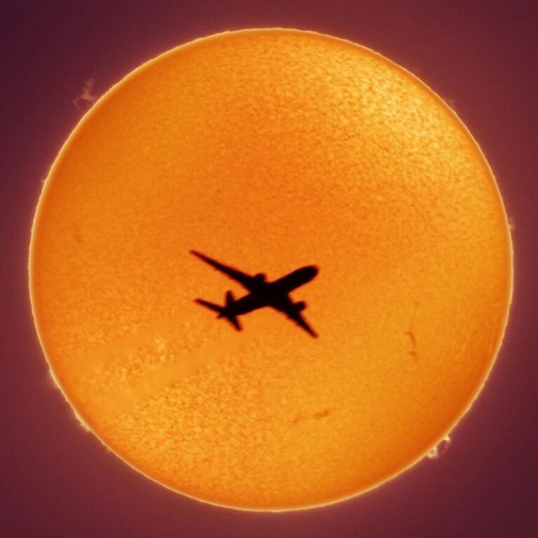 Невероятный снимок самолета на фоне Солнца (4 фото)