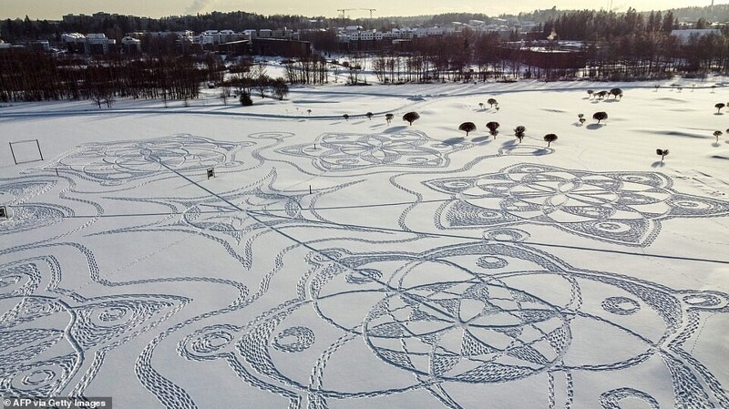 Финский художник создал огромный снежный узор с помощью снегоступов (8 фото)