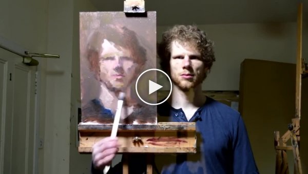 Талантливый художник создает автопортрет с собственного отражения